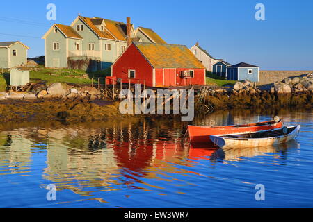 Nova Scotia, Canada Peggys Cove village de pêcheurs avec bateaux de pêche du homard. Ciel bleu et bâtiments colorés. Banque D'Images