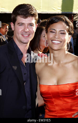 Robin Thicke et Paula Patton au Los Angeles première de 'Swing Vote' tenue à l'El Capitan Theatre à Hollywood. Banque D'Images