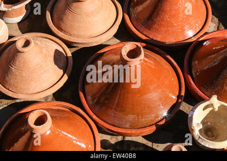 Marocain,traditionnelle,alimentation,Tajine pot, un pot en argile qui est souvent utilisée pour ralentir-cuire ragoûts traditionnels, à vendre au souk, Marrakech, Maroc, Afrique. Banque D'Images