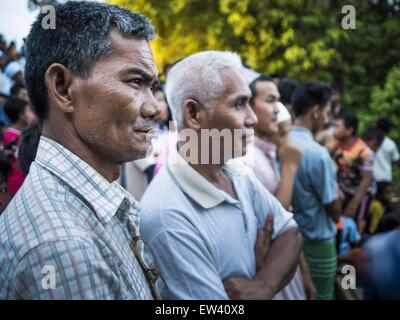 Yaha, Yala, la Thaïlande. 17 Juin, 2015. Les hommes musulmans thaïlandais cherchez le croissant de lune au cours de l'Hilal en Thaïlande, Yaha. Des milliers de gens sont venus dans la province de Yala District Yaha de la Thaïlande de l'Hilal - la première observation du croissant de lune qui marque le début officiel du mois du Ramadan. Malgré le temps nuageux et des averses de pluie intermittente, la lune a été aperçu et chefs religieux déclarés début du Ramadan. © Jack Kurtz/ZUMA/Alamy Fil Live News Banque D'Images