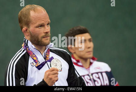 Baku, Azerbaïdjan. 17 Juin, 2015. Marcel l'Allemagne Ewald (L) montre sa médaille d'or à côté de Viktor Lebedev de la Russie dans le Wrestling Men's 57kg masculin au Baku 2015 Jeux européens dans l'Arène Heydar Aliyev à Bakou, Azerbaïdjan, 17 juin 2015. Photo : Bernd Thissen/dpa/Alamy Live News Banque D'Images