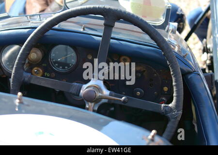 Détail d'un tableau de bord de la voiture vintage avec volant Banque D'Images