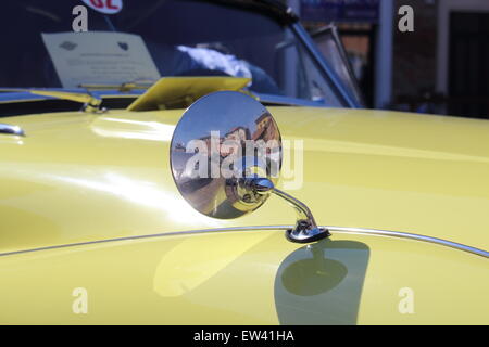 Détail d'un miroir d'une voiture d'époque Banque D'Images