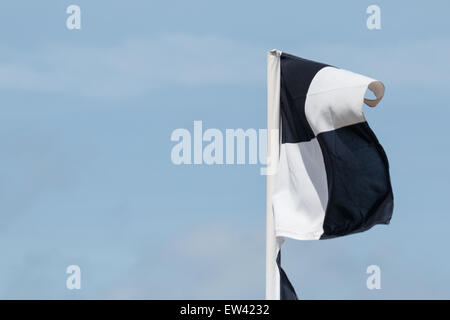Drapeaux noir et blanc érigée par des maîtres nageurs sauveteurs (beach patrol) repérage de la zone de la mer qui est sécuritaire pour les surfeurs. Banque D'Images