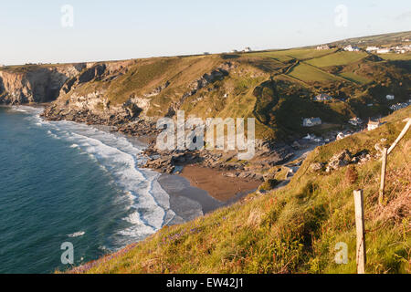 Trebarwith Strand sur la côte nord de Cornwall, UK à marée haute Banque D'Images