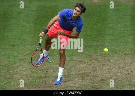 Halle, Allemagne. 17 Juin, 2015. La Suisse de Roger Federer en action pendant la série de 16 match contre Gulbis de Lettonie au tournoi de tennis ATP à Halle, Allemagne, 17 juin 2015. Photo : MAJA HITIJ/dpa/Alamy Live News Banque D'Images