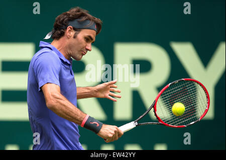 Halle, Allemagne. 17 Juin, 2015. La Suisse de Roger Federer en action pendant la série de 16 match contre Gulbis de Lettonie au tournoi de tennis ATP à Halle, Allemagne, 17 juin 2015. Photo : MAJA HITIJ/dpa/Alamy Live News Banque D'Images