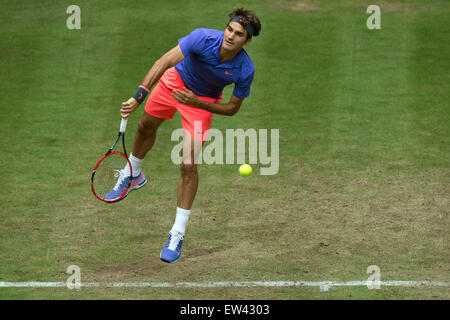 Halle, Allemagne. 17 Juin, 2015. La Suisse de Roger Federer en action pendant la série de 16 match contre Gulbis de Lettonie au tournoi de tennis ATP à Halle, Allemagne, 17 juin 2015. Photo : MAJA HITIJ/dpa/Alamy Live News Banque D'Images