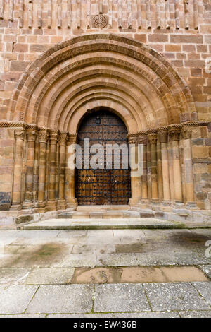 Porte de l'église de Santa Maria de Veruela au Royal monastère cistercien du même nom Banque D'Images