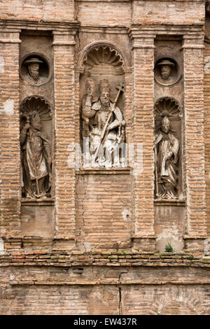 Sculptures en haut-relief dans l'ancien quartier juif de Tarazona Banque D'Images