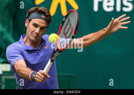 Halle, Allemagne. 17 Juin, 2015. La Suisse de Roger Federer en action pendant la série de 16 match contre Gulbis de Lettonie au tournoi de tennis ATP à Halle, Allemagne, 17 juin 2015. Photo : MAJA HITIJ/dpa/Alamy Live News Banque D'Images