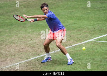 Halle, Allemagne. 17 Juin, 2015. La Suisse de Roger Federer en action pendant la série de 16 match contre Gulbis de Lettonie au tournoi de tennis ATP à Halle, Allemagne, 17 juin 2015. Photo : MAJA HITIJ/dpa/Alamy Live News Banque D'Images