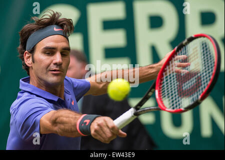 Halle, Allemagne. 17 Juin, 2015. La Suisse de Roger Federer en action pendant la série de 16 match contre Gulbis de Lettonie au tournoi de tennis ATP à Halle, Allemagne, 17 juin 2015. Photo : MAJA HITIJ/dpa/Alamy Live News Banque D'Images