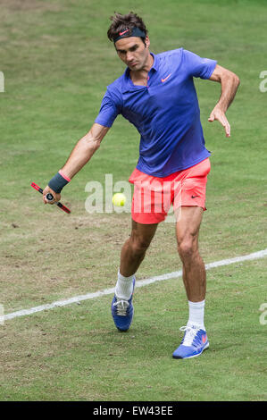 Halle, Allemagne. 17 Juin, 2015. La Suisse de Roger Federer en action pendant la série de 16 match contre Gulbis de Lettonie au tournoi de tennis ATP à Halle, Allemagne, 17 juin 2015. Photo : MAJA HITIJ/dpa/Alamy Live News Banque D'Images