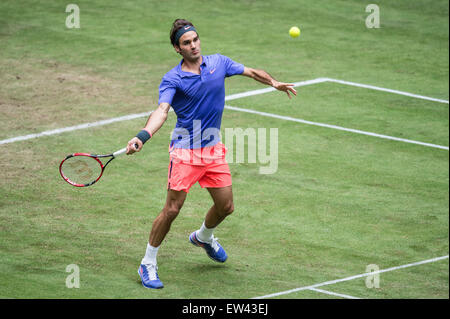 Halle, Allemagne. 17 Juin, 2015. La Suisse de Roger Federer en action pendant la série de 16 match contre Gulbis de Lettonie au tournoi de tennis ATP à Halle, Allemagne, 17 juin 2015. Photo : MAJA HITIJ/dpa/Alamy Live News Banque D'Images