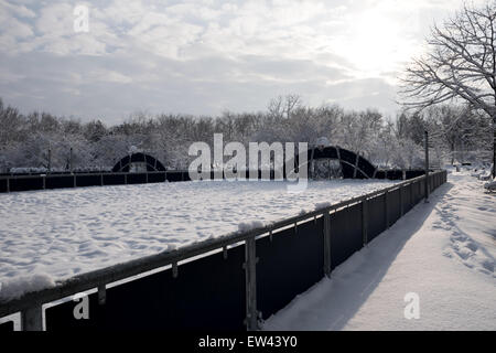 Aire de jeux dans l'hiver Banque D'Images