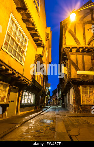 La pagaille -14ème siècle cadre en bois Maisons sur une rue historique de York, Londres Banque D'Images