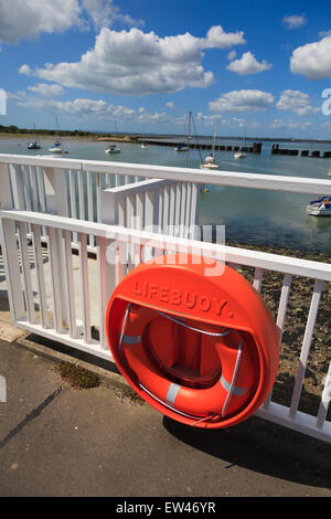 Ouvrez l'armoire bouée Support sur pont sur Harbour Banque D'Images