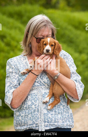 Woman holding chiot cocker Banque D'Images