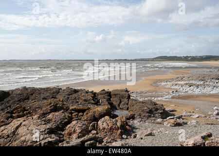 Côte britannique. Plage tranquille à Ogmore by Sea Wales UK, côte galloise, côte galloise vue panoramique paisible de la plage et du paysage de ciel Banque D'Images