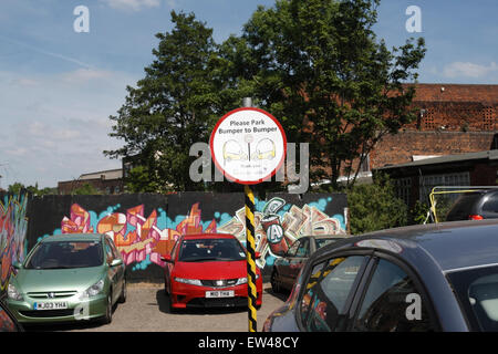 Parking urbain Sheffield signe avec les pilotes demandent à park pare-chocs à pare-chocs. Banque D'Images