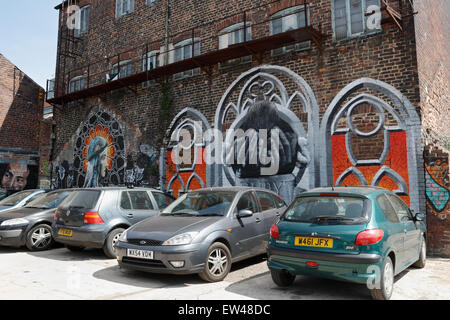 Art graffiti sur le côté d'un ancien bâtiment industriel à Sheffield en Angleterre Banque D'Images