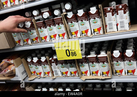 Les cartons de lait au chocolat avec imprimé drapeau belge vaches Banque D'Images