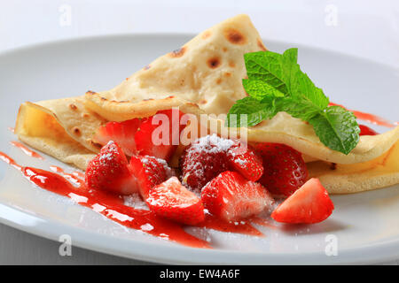 La crêpe avec des fraises fraîches et coulis Banque D'Images