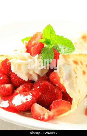 La crêpe avec des fraises fraîches et coulis Banque D'Images