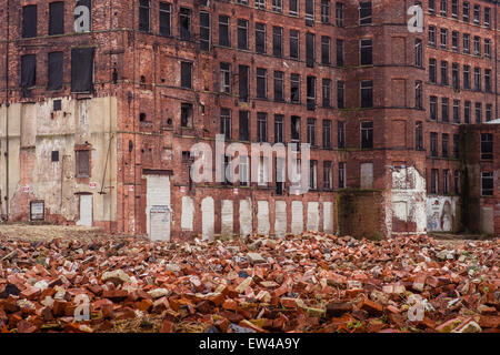 Hunslet Mill à Leeds, entourés par des piles de briques et de décombres de bâtiments démolis. Banque D'Images