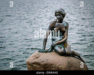 La Statue de la Petite Sirène au bord de l'eau à Copenhague, Danemark. Banque D'Images