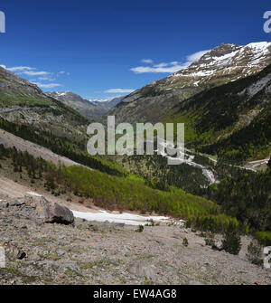 Vue panoramique sur la vallée de printemps de Gavarnie Banque D'Images