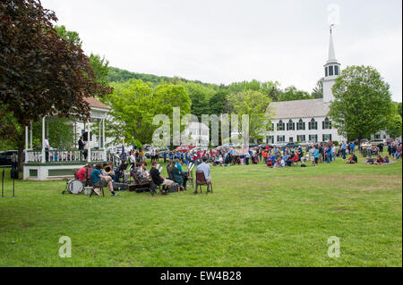 Anciens combattants et observer les villageois dans la journée commémorative Townshend Vermont Banque D'Images