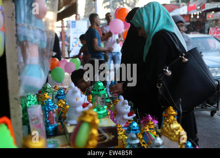 Khan Yunis, Palestine. 17 Juin, 2015. Palestiniens shop dans un marché d'avance sur le mois sacré du Ramadan, à Rafah dans le sud de la bande de Gaza. © Ibrahim Khatib/Pacific Press/Alamy Live News Banque D'Images