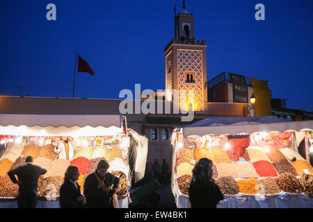 Les fruits et les noix à la vente à cette rue sur BLOCAGE,Place Djemaa El Fna, Djamaa mosquée, avec en arrière-plan, la place principale de Marrakech, Moro Banque D'Images