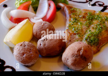 Papas Arrugados traditionnel pommes de terre « ridées » servies avec du poisson d'aiglefin à la Gomera, une des îles canaries de l'archipel espagnol situé au large de la côte nord-ouest de l'Afrique. Banque D'Images