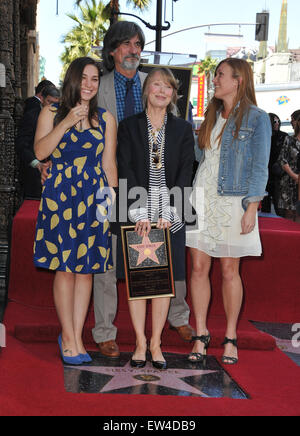 LOS ANGELES, CA - 1 août 2011 : Sissy Spacek avec mari Jack Fisk & filles Schuyler Fisk & Madison Fisk (à gauche) sur Hollywood Boulevard où elle a été honorée avec le 2,443ème étoile sur le Hollywood Walk of Fame. Banque D'Images