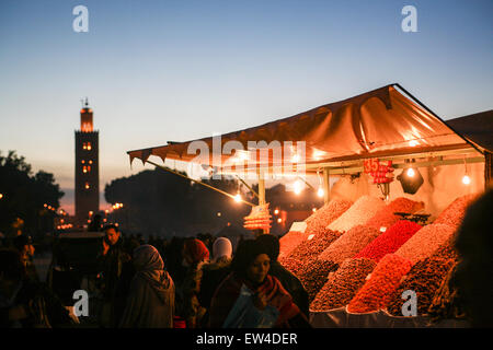 Les fruits et les noix à la vente à cette rue sur BLOCAGE,Place Djemaa El Fna, Djamaa,la place principale de Marrakech avec minaret de Koutoubia, le Banque D'Images