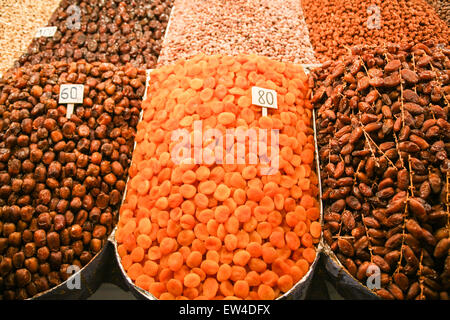 Les abricots et les dates entre les fruits et les écrous à la vente à cette rue sur blocage ,djamaa el fna Jemaa,,la place principale de Marrakech/Marrak Banque D'Images