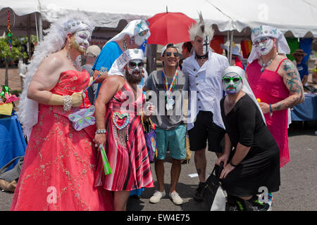 Les hommes habillés en capital faites glisser au Pride Festival 2015 - Washington, DC USA Banque D'Images