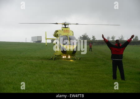 Yorkshire Air Ambulance décolle dans un temps pluvieux, Barnsley, South Yorkshire, UK. Photo : Scott Bairstow/Alamy Banque D'Images