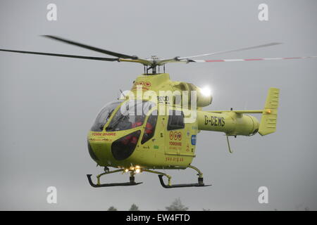 Yorkshire Air Ambulance décolle dans un temps pluvieux, Barnsley, South Yorkshire, UK. Photo : Scott Bairstow/Alamy Banque D'Images