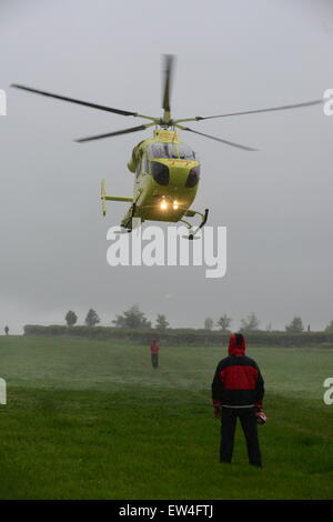 Yorkshire Air Ambulance décolle dans un temps pluvieux, Barnsley, South Yorkshire, UK. Photo : Scott Bairstow/Alamy Banque D'Images