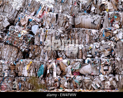 Les balles de papier pour recyclage à Wansborough Papiers, Watchet, Somerset, UK Banque D'Images