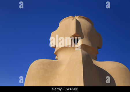 Cheminées sur le toit de La Pedrera, Casa Milà par l'architecte Antoni Gaudi à Barcelone, Catalogne, Espagne Banque D'Images