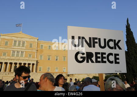 Athènes, Grèce. 17 Juin, 2015. Un manifestant montre une affiche qui indique 'Unfuck Grèce'. Les Grecs se réunissent près du Parlement grec, le soutien de leur gouvernement contre de nouvelles mesures d'austérité proposé par le FMI et l'UE, afin d'empêcher un Grexit. Ils ont demandé que le droit de la société grecque pour décider de son avenir lui-même. © Michael Debets/Pacific Press/Alamy Live News Banque D'Images