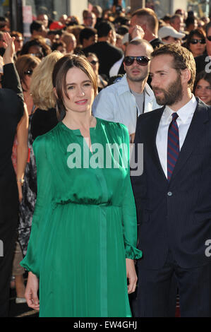 LOS ANGELES, CA - 18 juin 2011 : Emily Mortimer & mari Alessandro Nivola à la première de 'Cars 2' au El Capitan Theatre, à Hollywood. Banque D'Images