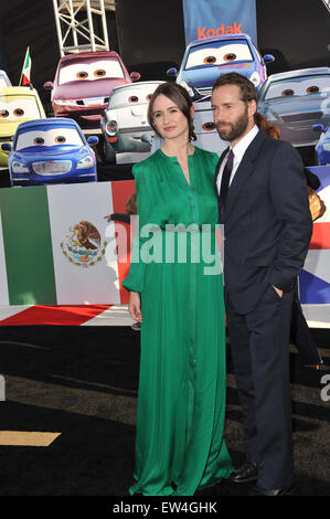 LOS ANGELES, CA - 18 juin 2011 : Emily Mortimer & mari Alessandro Nivola à la première de 'Cars 2' au El Capitan Theatre, à Hollywood. Banque D'Images