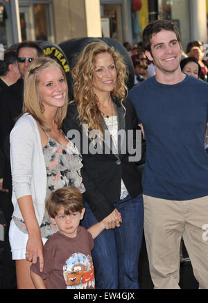 LOS ANGELES, CA - 18 juin 2011 : Sheryl Crow & fils Wyatt & famille à la première de 'Cars 2' au El Capitan Theatre, à Hollywood. Banque D'Images