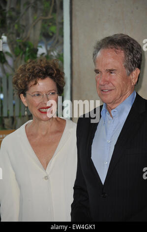 Los Angeles, CA - 16 juin 2011 : Annette Bening & mari Warren Beatty à la Women in Film Crystal  + Lucy Awards 2011 au Beverly Hilton Hotel. Banque D'Images